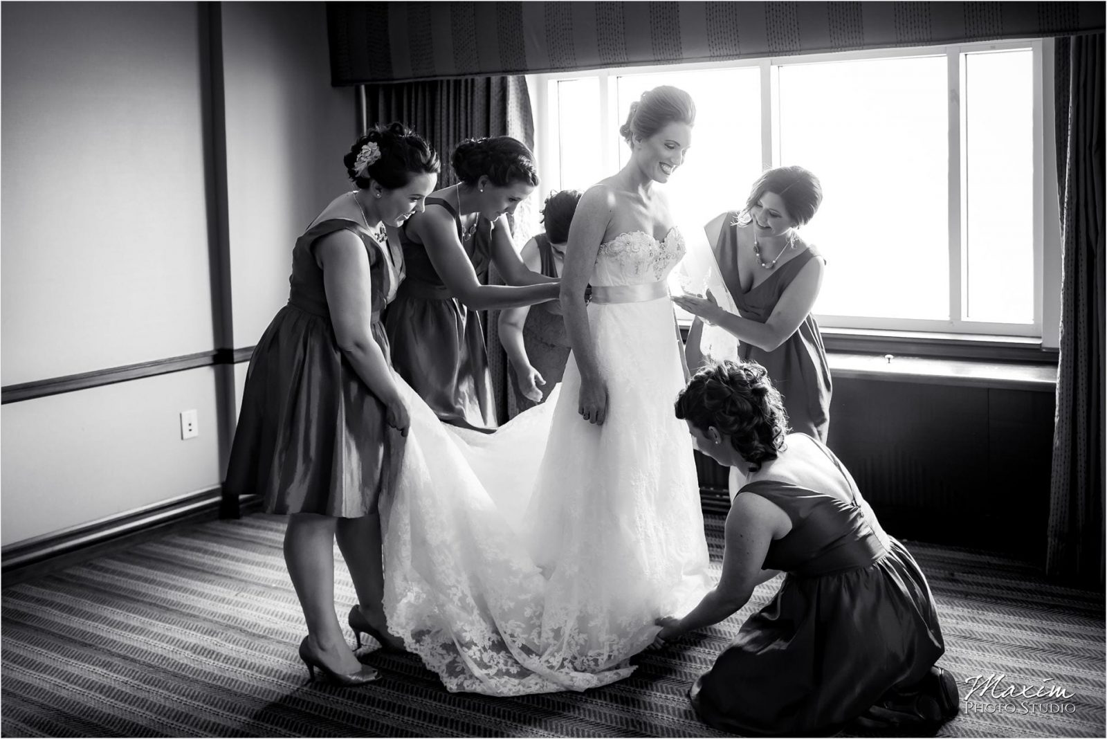 Marriott Rivercenter Covington, Cincinnati Wedding, Bride preparations, bridesmaids