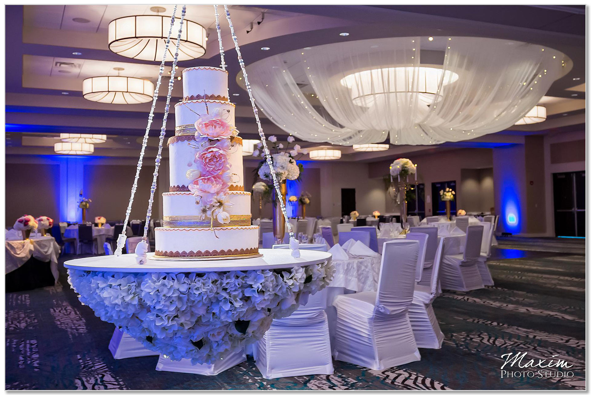 Centre Park West Holiday Inn Wedding Decor reception Cake
