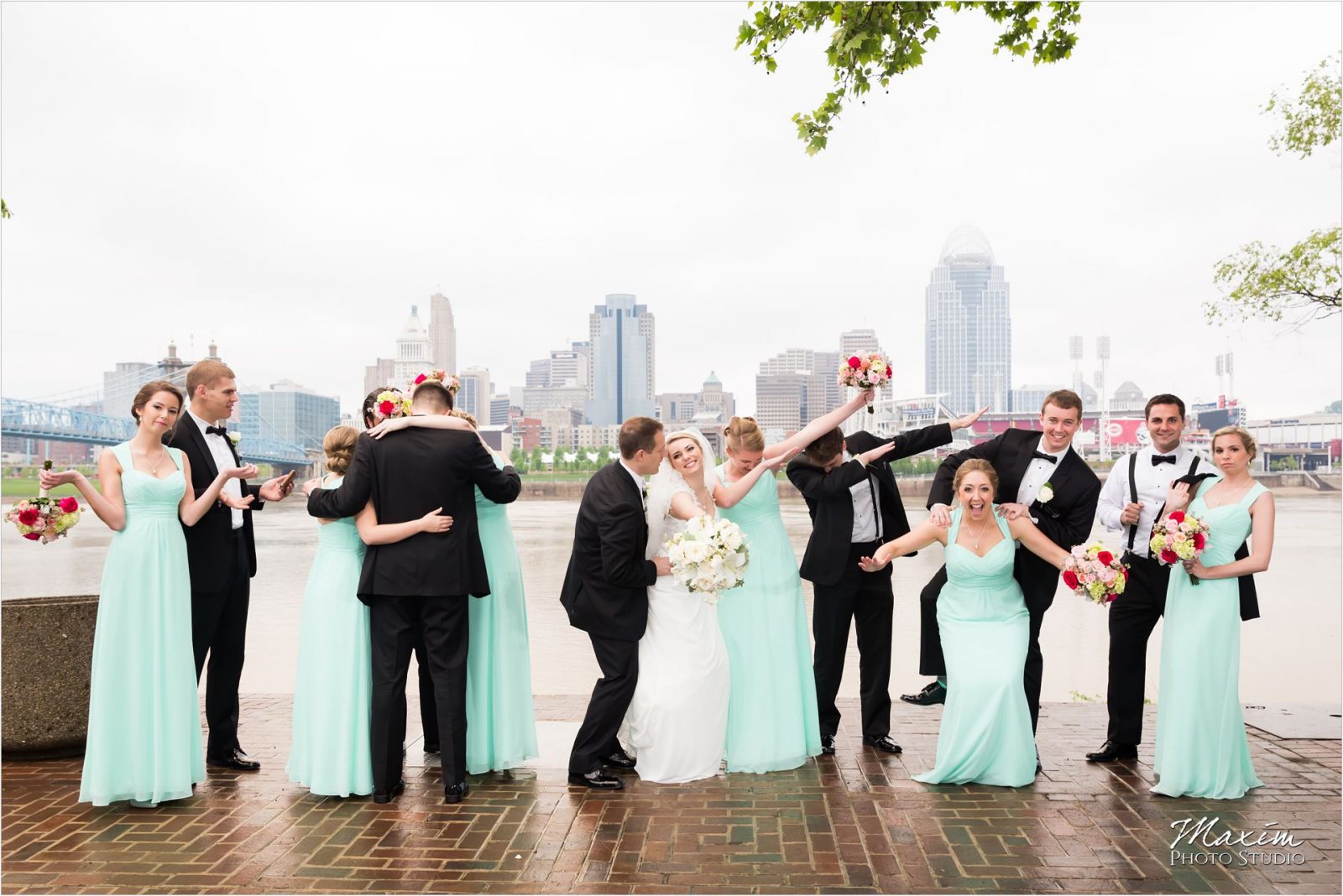 Yeatman's Cove Cincinnati Wedding pictures bride groom bridal party cincinnati skyline