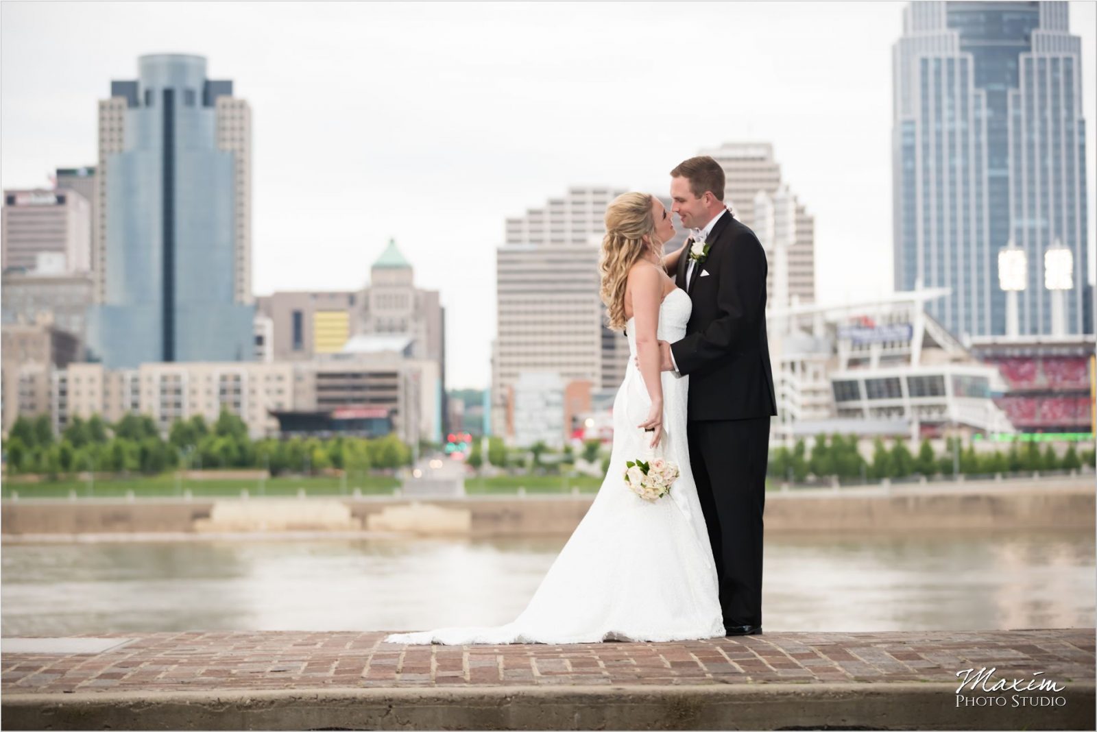 Smale Riverfront Park Cincinnati Wedding Portraits