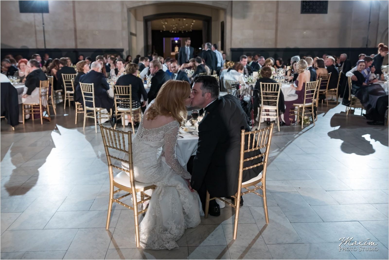 Cincinnati Wedding Photographers Art Museum bride groom kissing