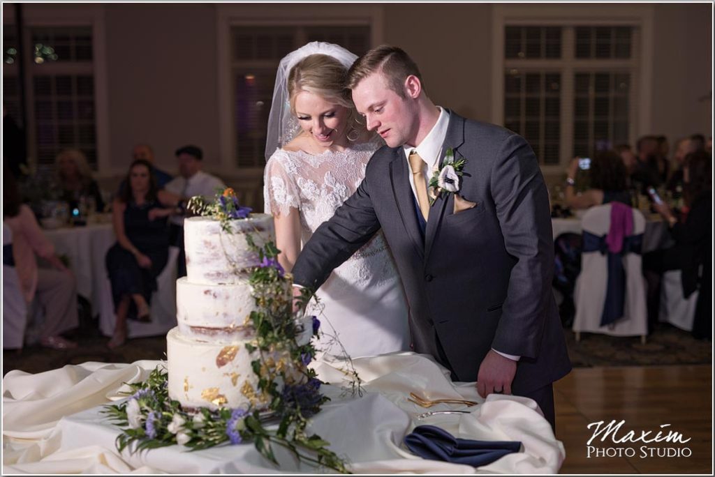 Manor House Ohio wedding, reception, wedding cake