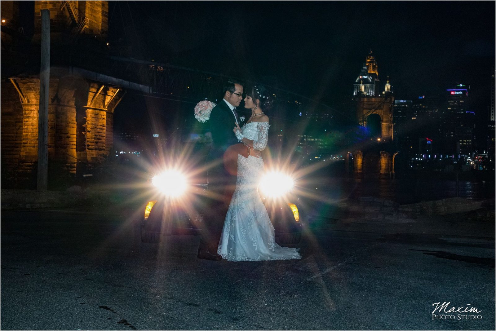 Ault Park Cincinnati Bride groom car light pictures