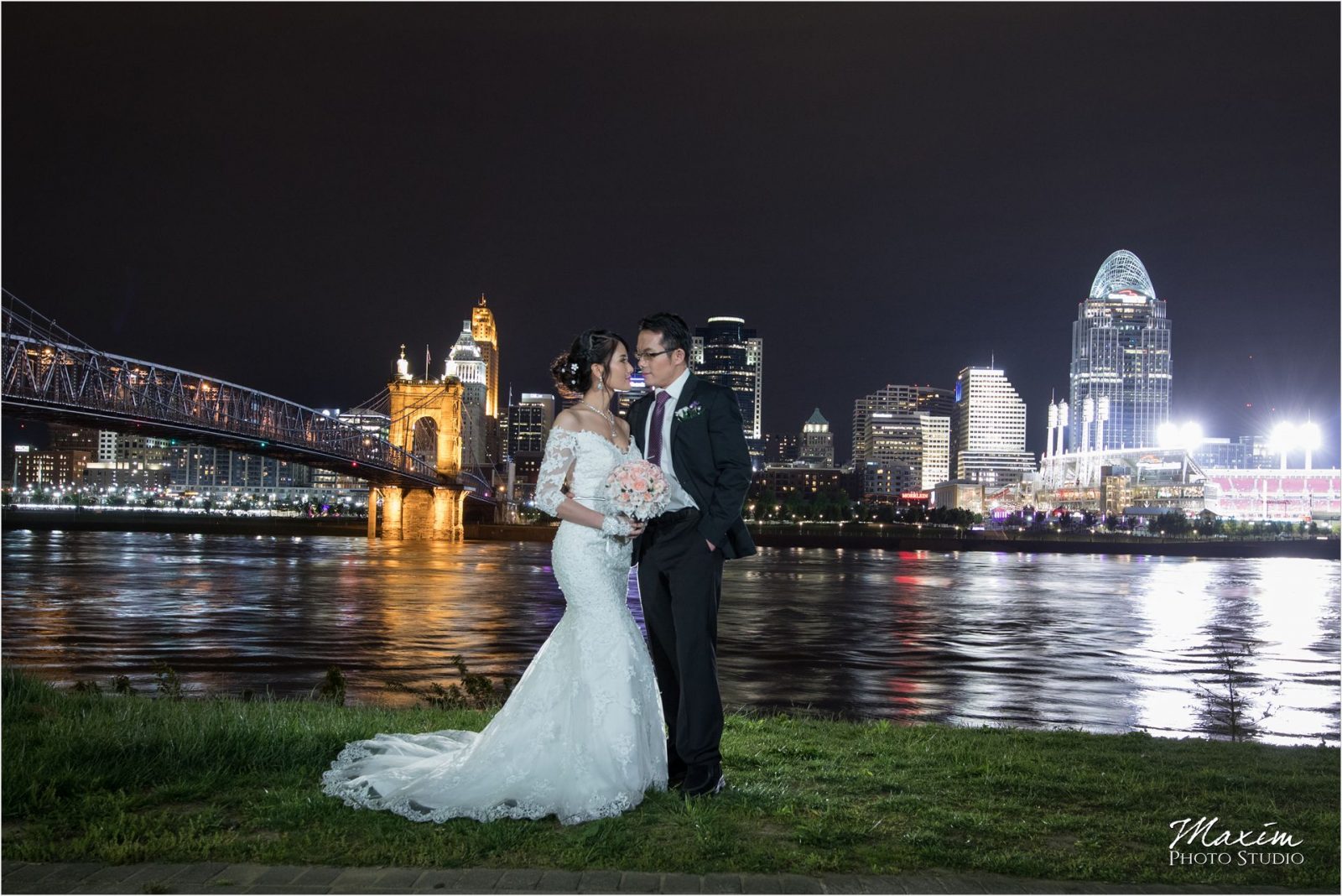 Ault Park Cincinnati Bride groom Cincinnati Skyline pictures