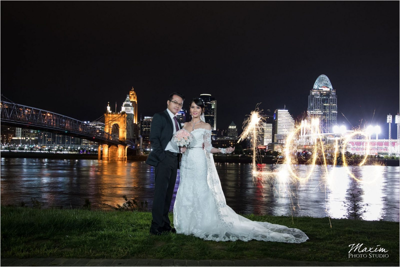 Ault Park Cincinnati Bride groom Cincinnati Skyline love sparklers