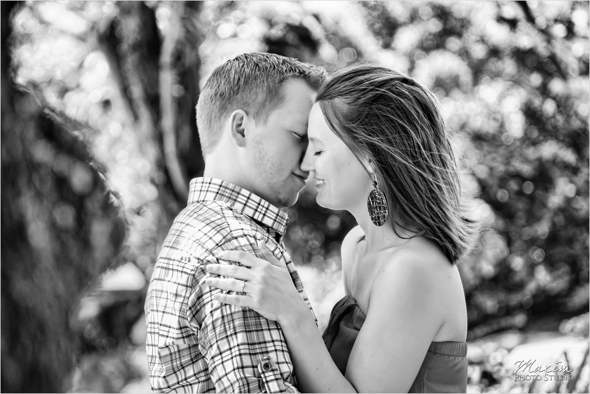 Dayton Wedding Photographers Ault Park Summer Engagement