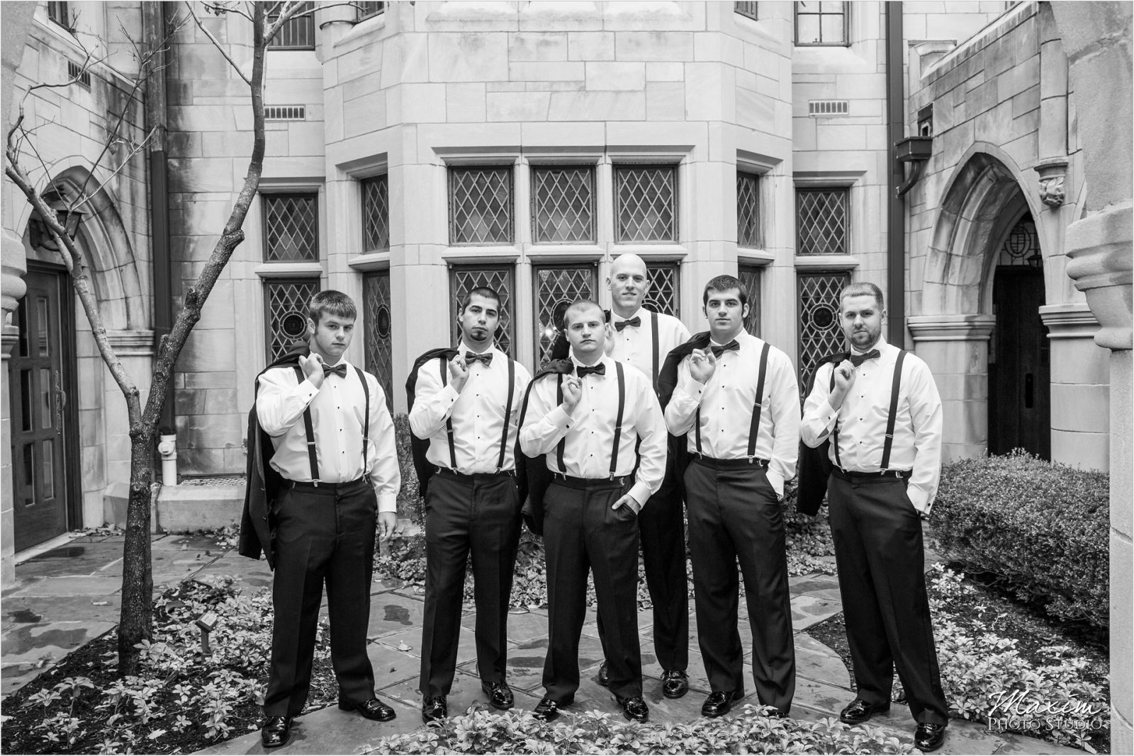 Hyde Park Cincinnati Wedding Pictures groomsmen