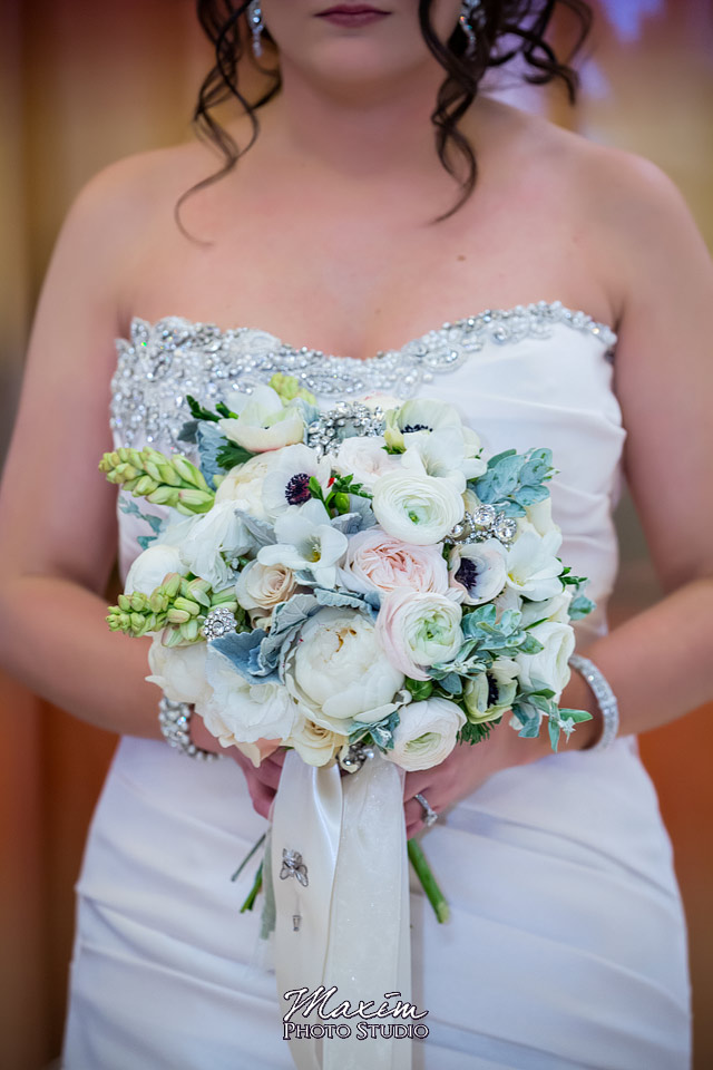 dayton-wedding-photographer-hilton-garden-inn-bride-flowers-02