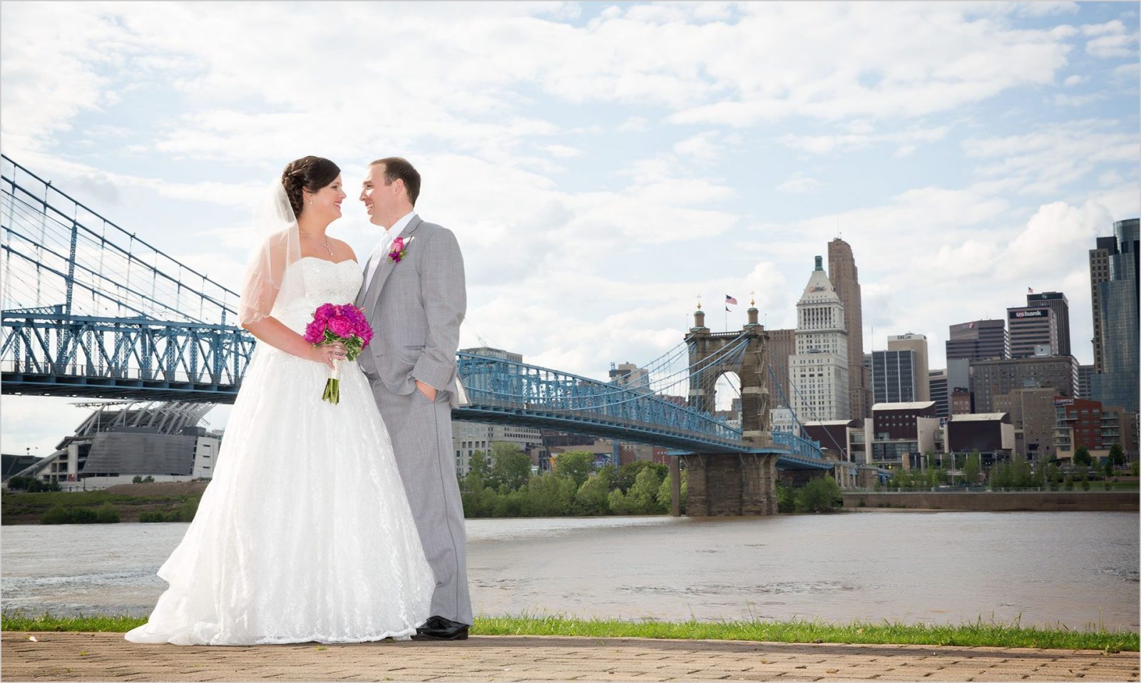 Cincinnati wedding photographers Roebling Bridge wedding pictures