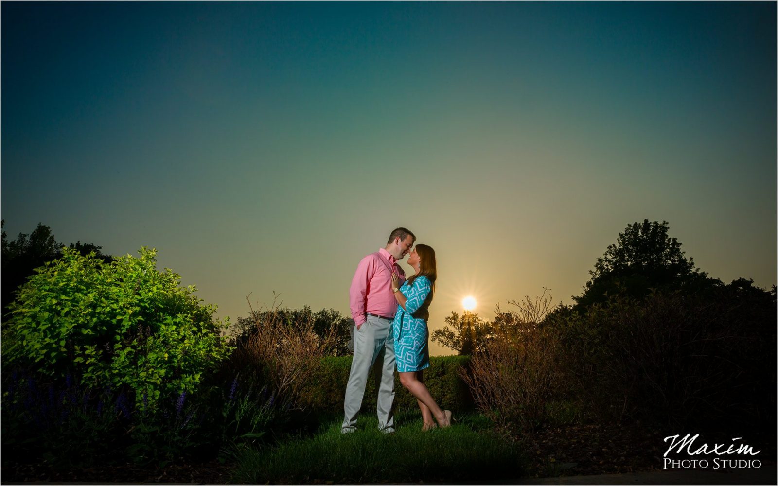Cincinnati Wedding Photographers Ault Park Engagement pictures with off camera flash