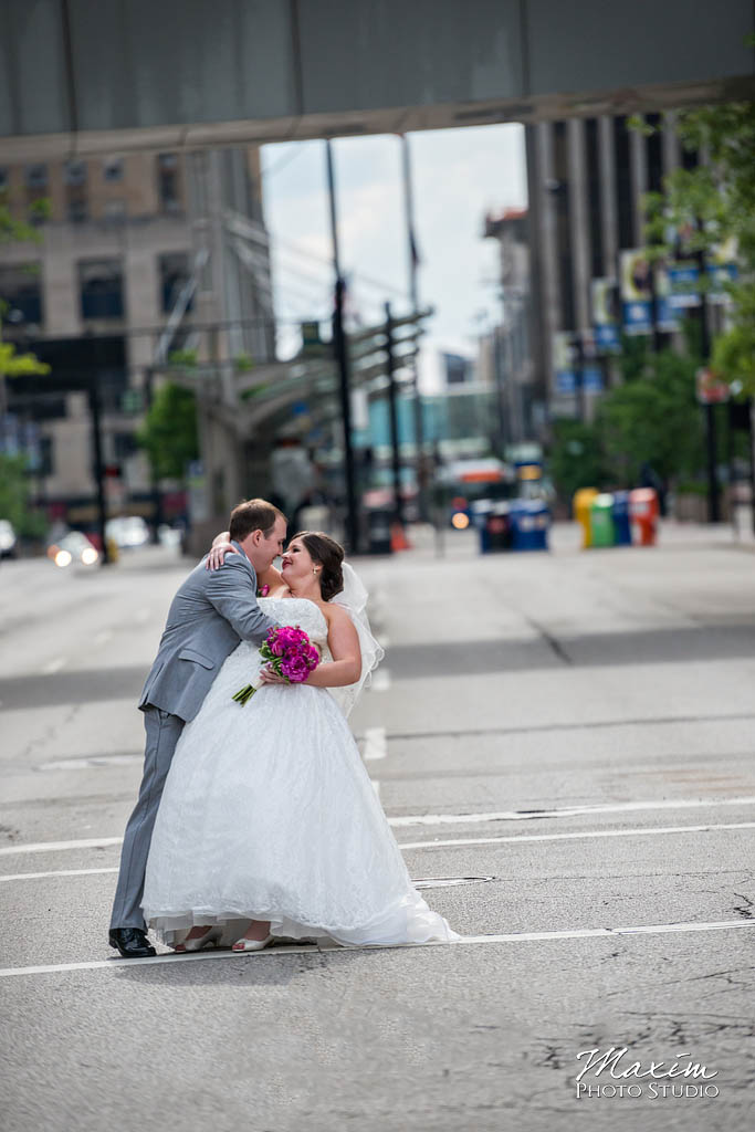 Cincinnati wedding photographers Cincinnati skyline wedding pictures