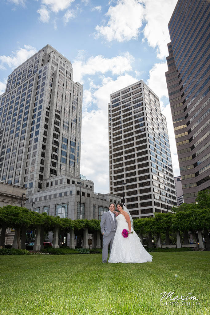 Cincinnati wedding photographers Cincinnati skyline wedding pictures