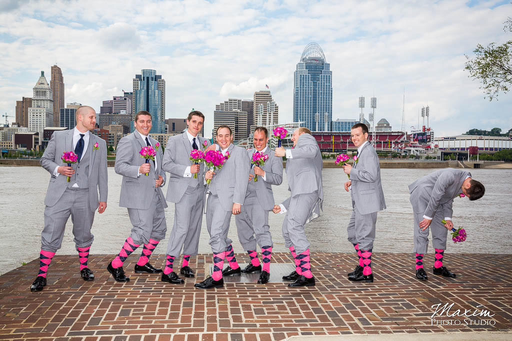 Cincinnati wedding photographers Cincinnati skyline wedding pictures