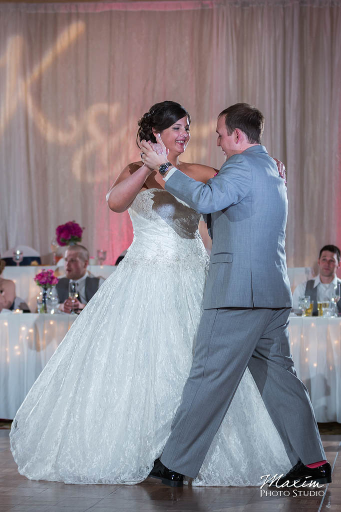 Cincinnati wedding photographers Holiday Inn Eastgate reception pictures