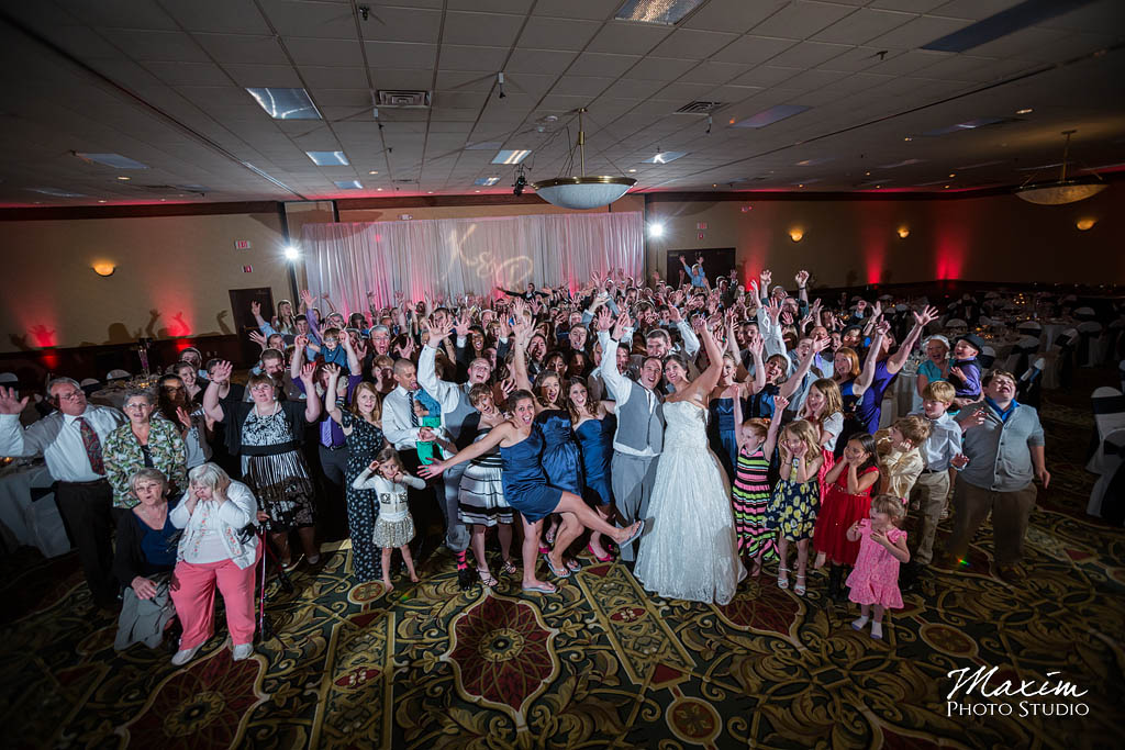 Cincinnati wedding photographers Holiday Inn Eastgate reception pictures