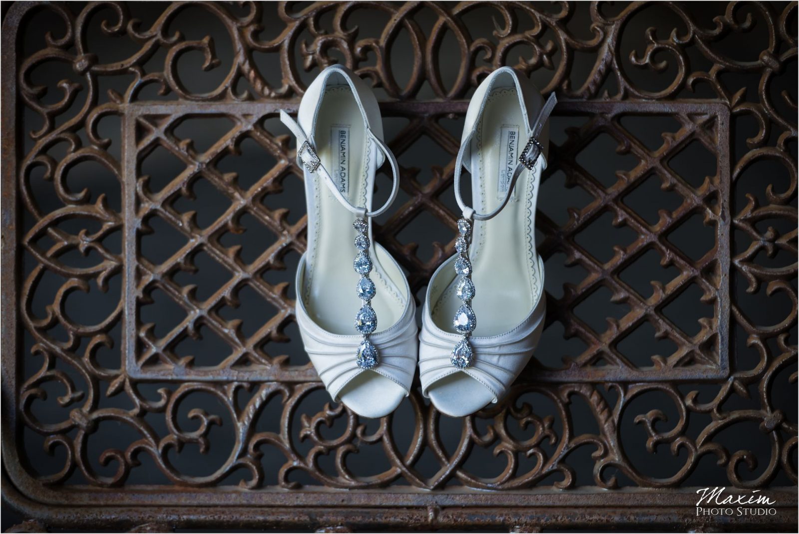 Kentucky Wedding Photographers Potato Hill Farm Wedding bride wedding shoes preparations