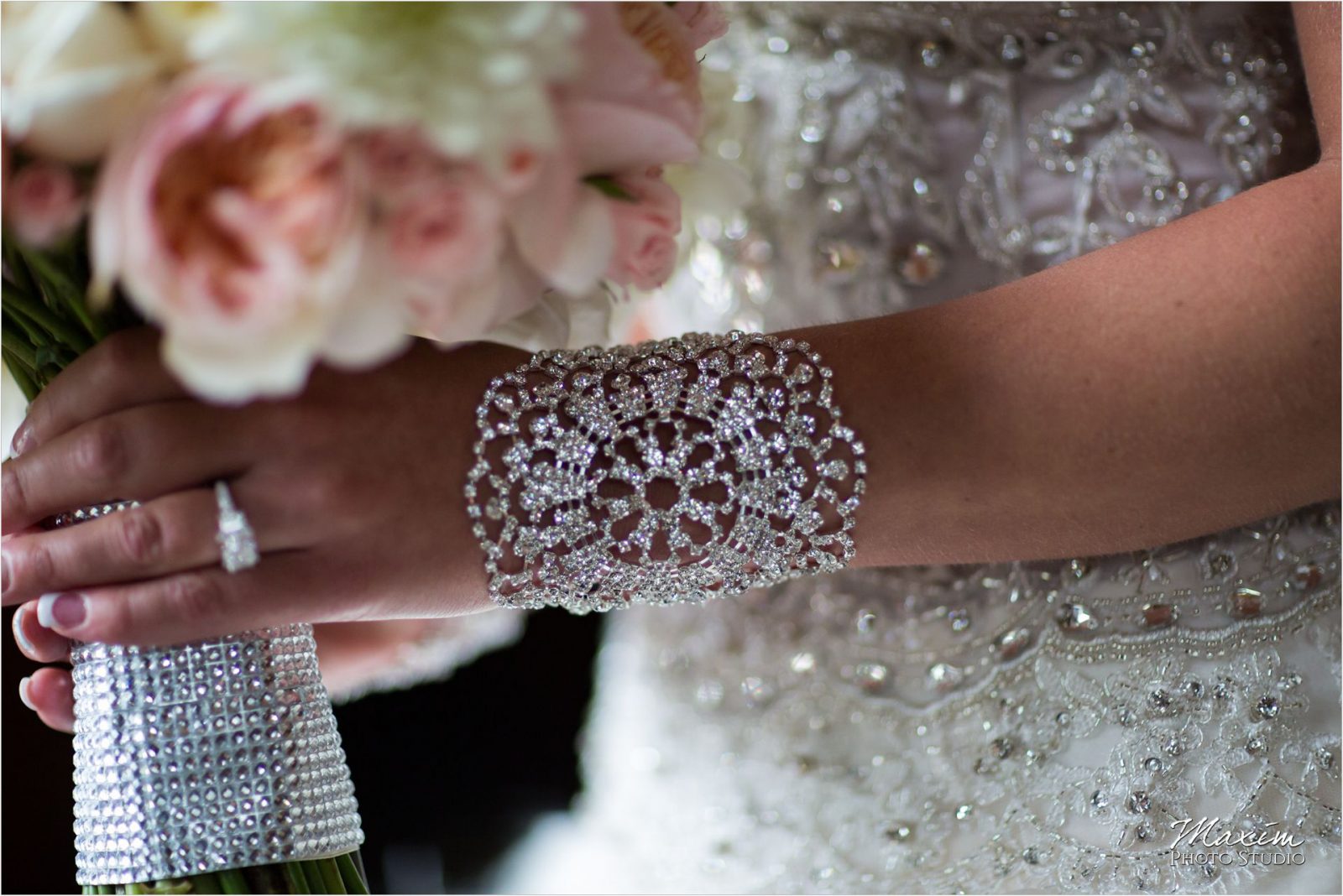 Cincinnati Wedding Photographers Hyde Park United Methodist Church Wedding bride flowers