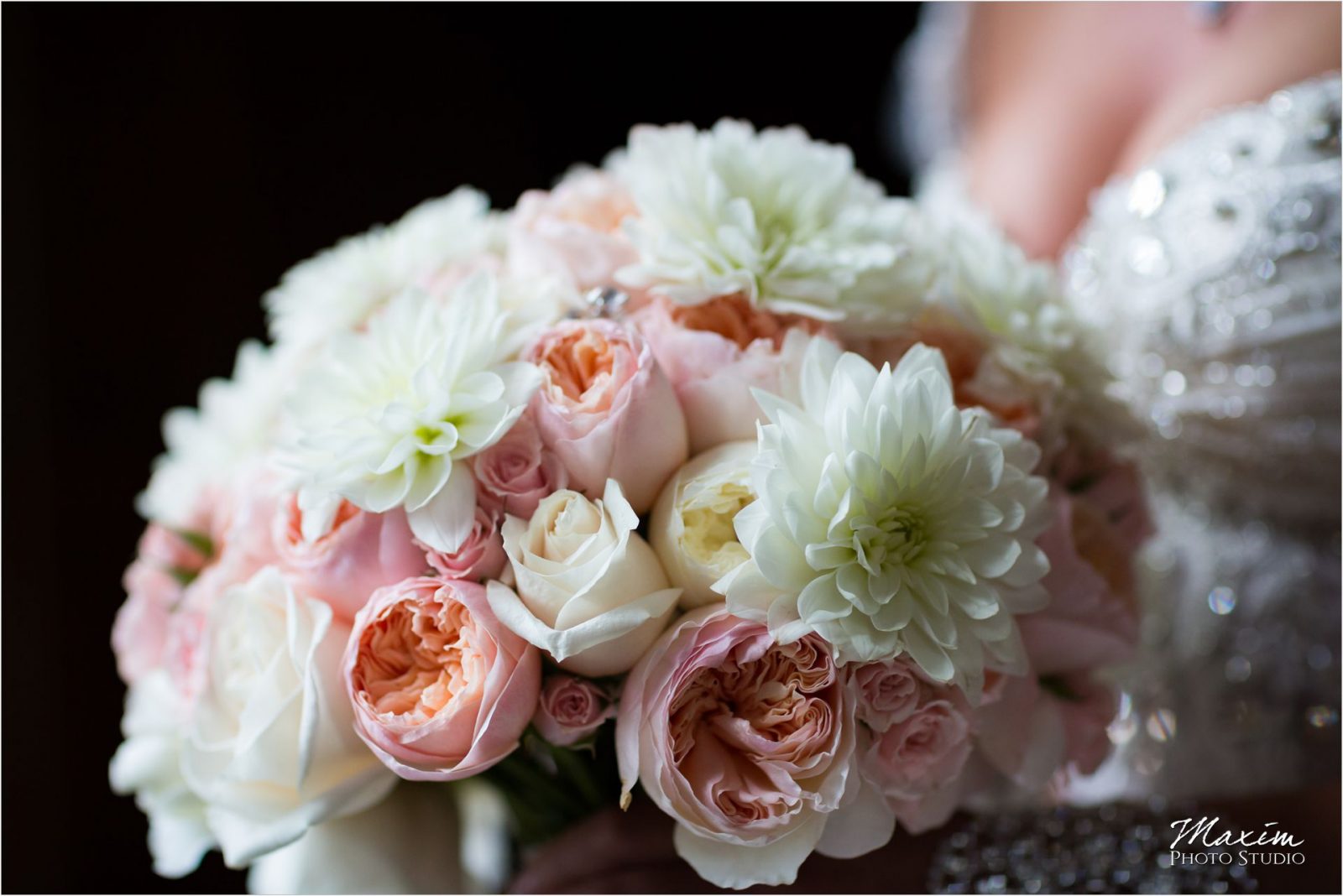 Cincinnati Wedding Photographers Hyde Park United Methodist Church Wedding bride flowers