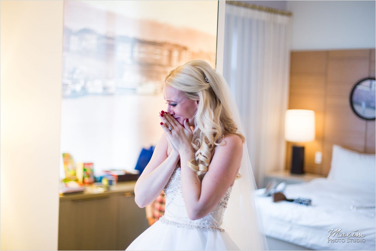 Cincinnati Wedding Photographers 21C Museum Hotel bride wedding preparations