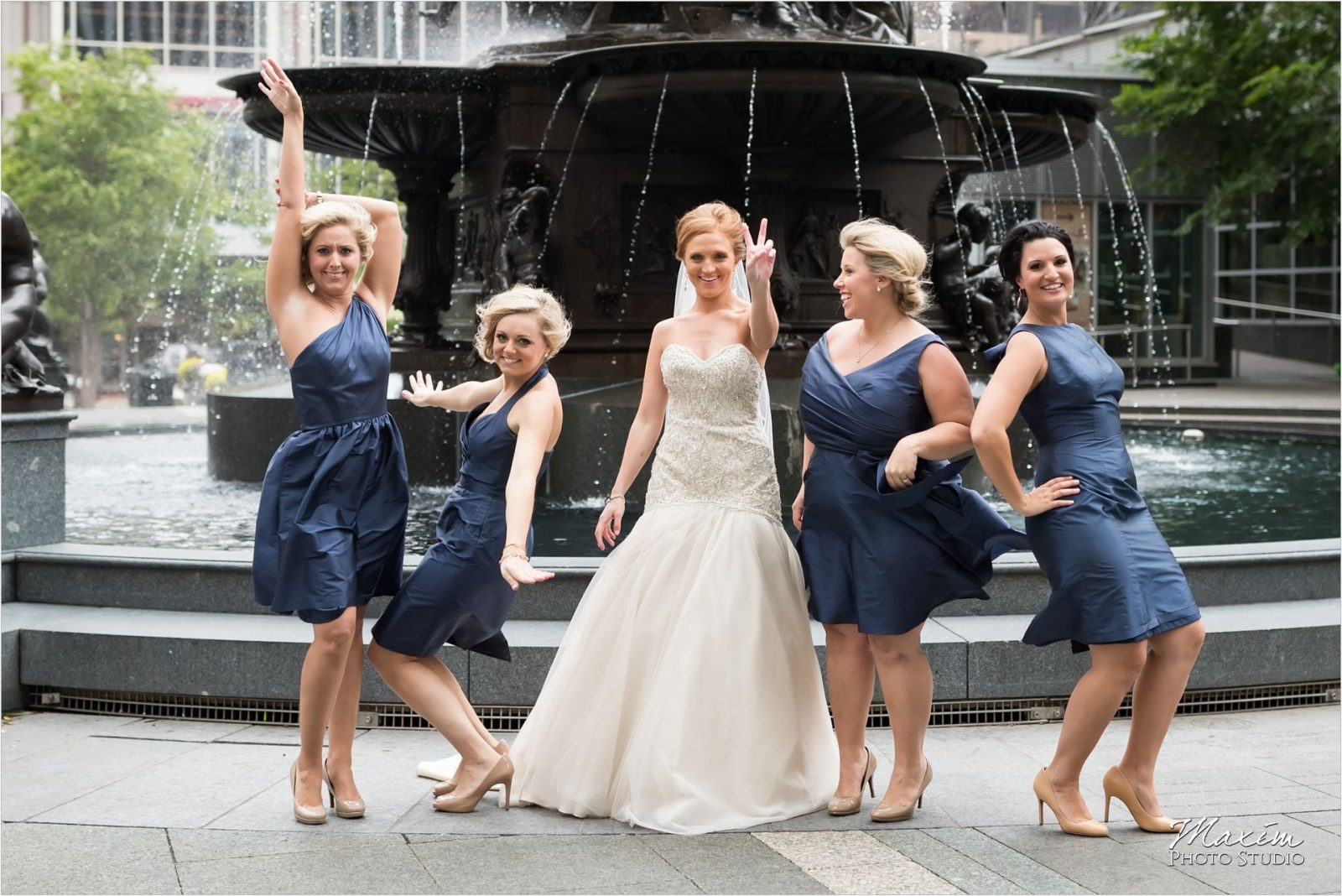 Cincinnati Wedding Photographers Fountain Square pictures