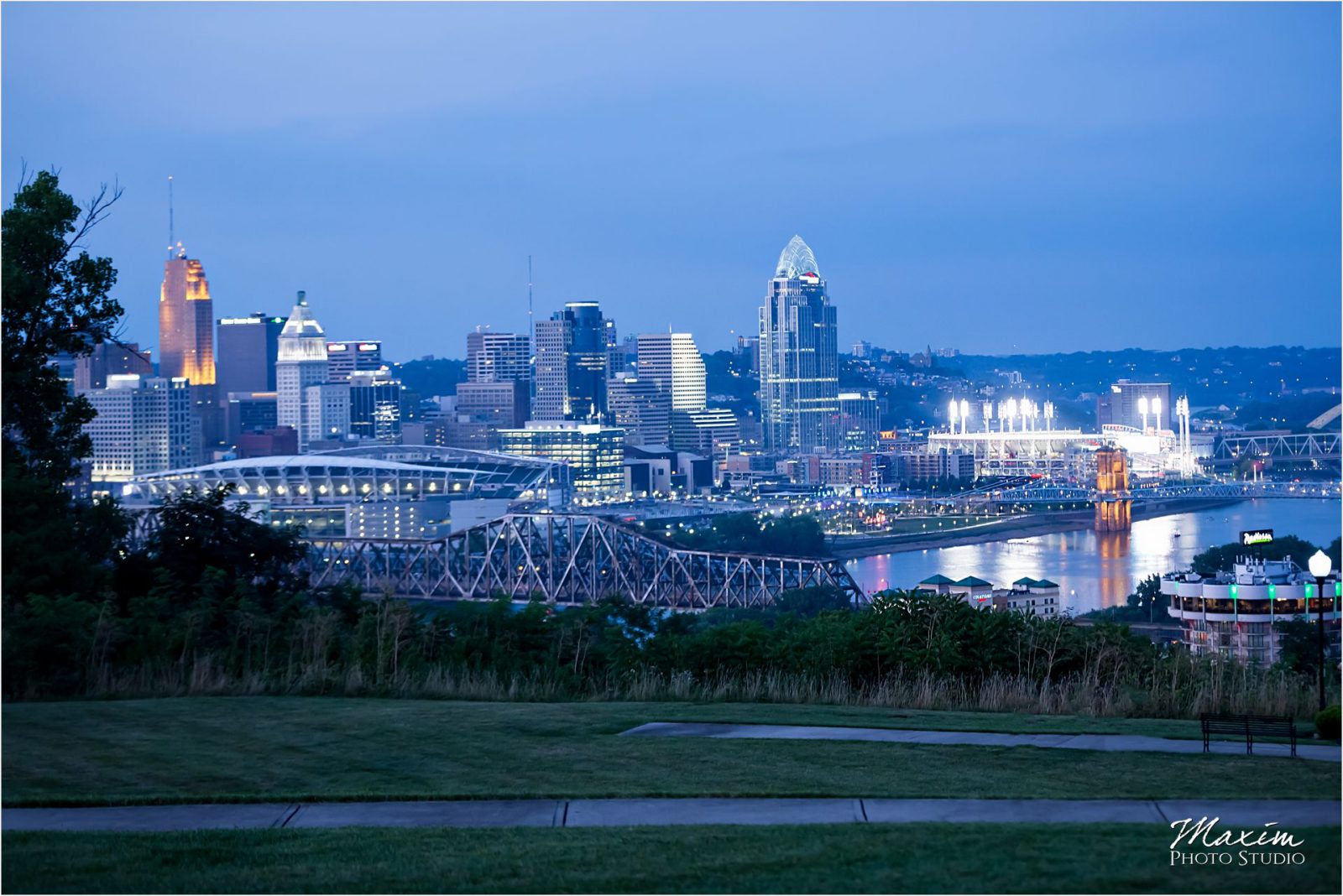 Drees Pavilion Covington Kentucky Wedding Cincinnati Skyline Evening