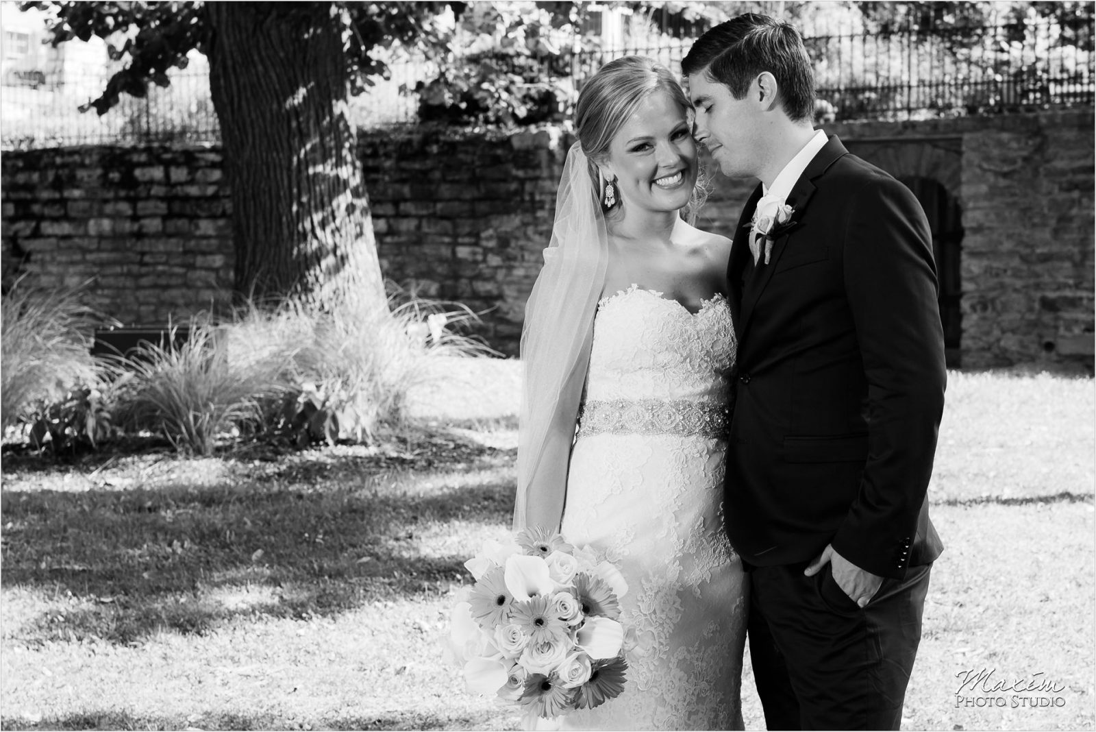 Smale Riverfront Park Bride Groom pictures