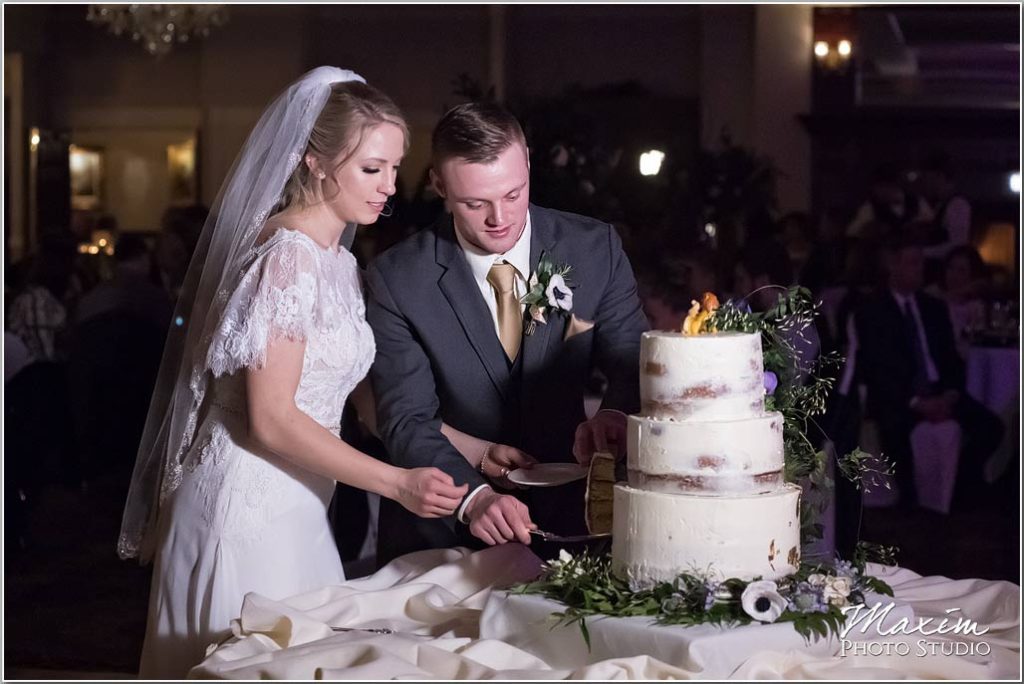 Manor House Ohio wedding, reception, wedding cake