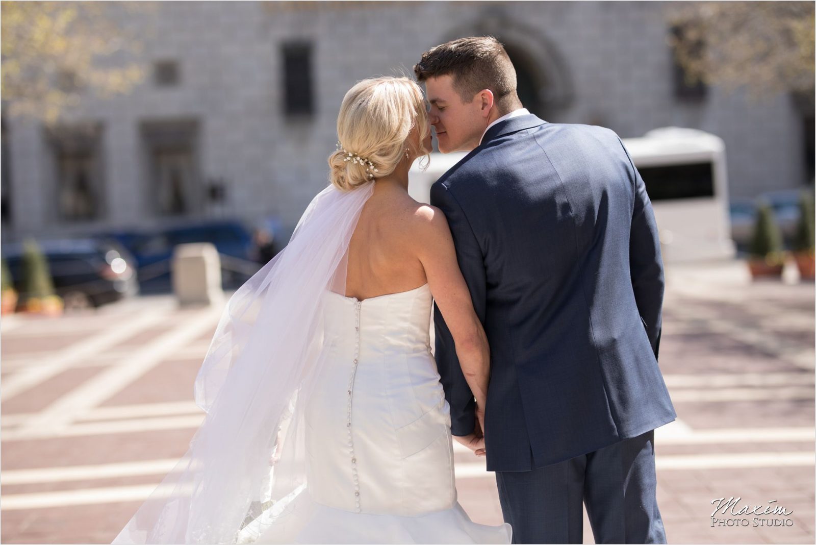 PG Gardens Cincinnati Phoenix bride groom pictures flowers