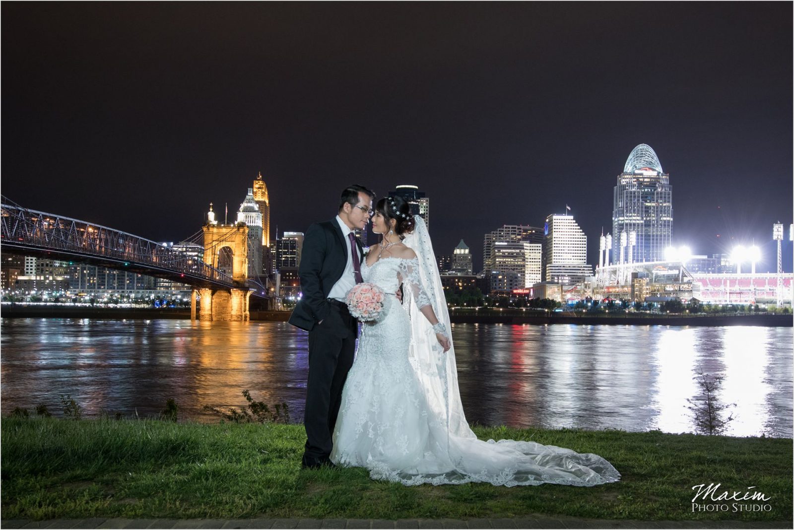 Ault Park Cincinnati Bride groom Cincinnati Skyline pictures