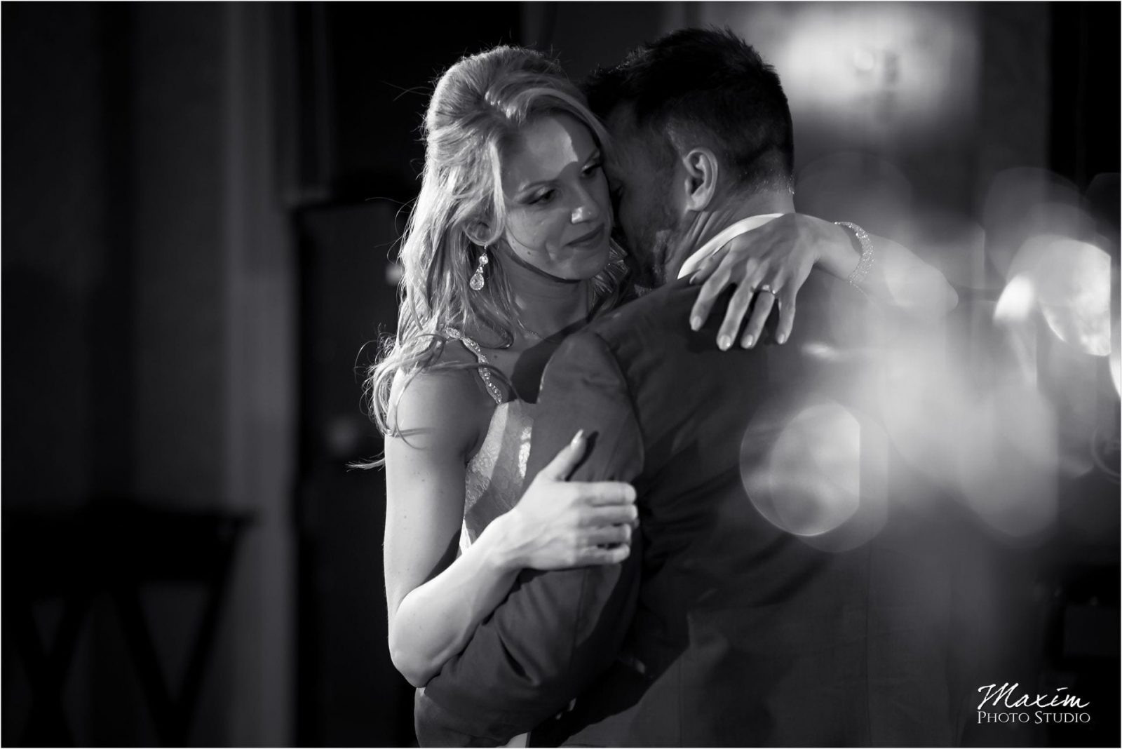 Cincinnati Marriott Rivercenter, Covington Wedding, Cincinnati skyline, Wedding Reception, Bride groom first dance, black and white