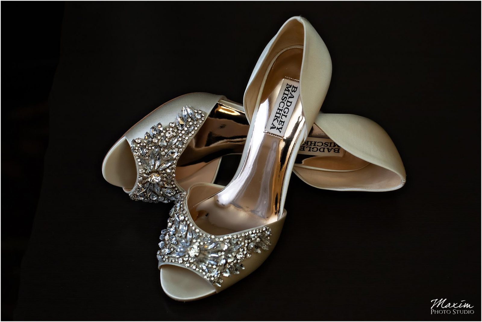 Kentucky Wedding Photographers, Bride Wedding Preparations details, Wedding Shoes