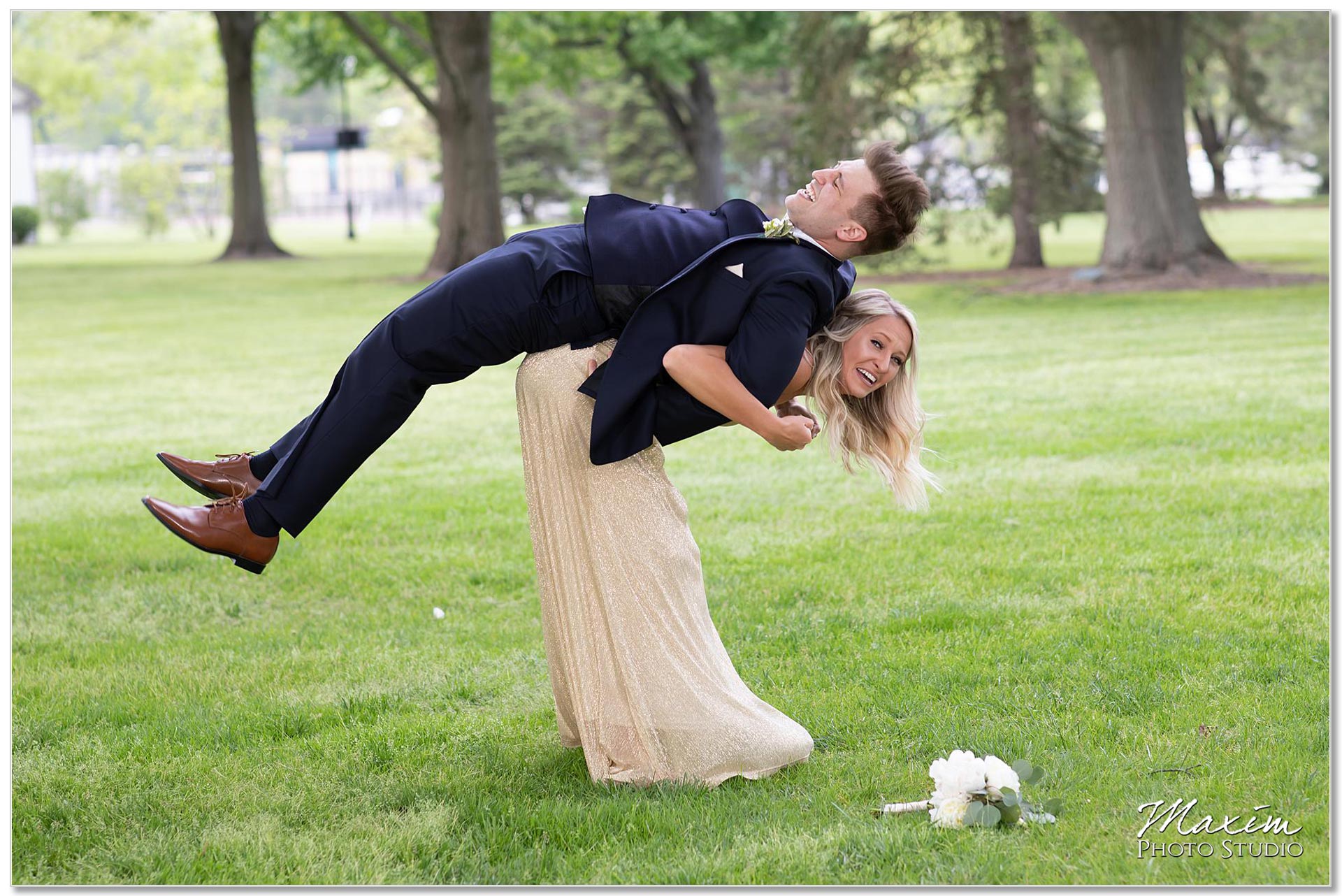 Polen Farm Bridesmaid groomsmen fun pose