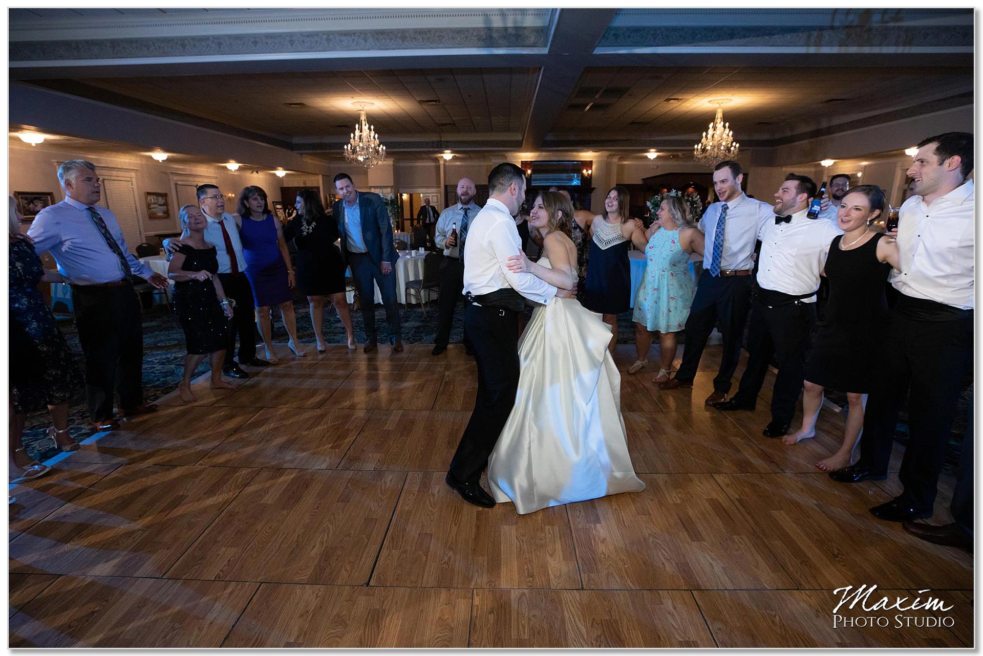 Last song Manor House Ohio Wedding reception
