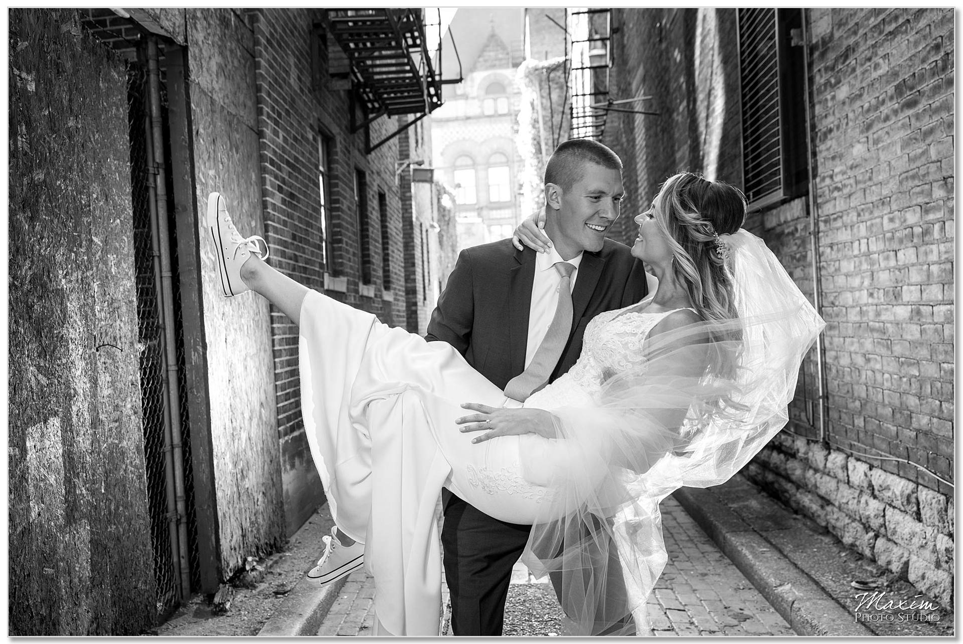 Downtown Cincinnati Wedding alley bride groom