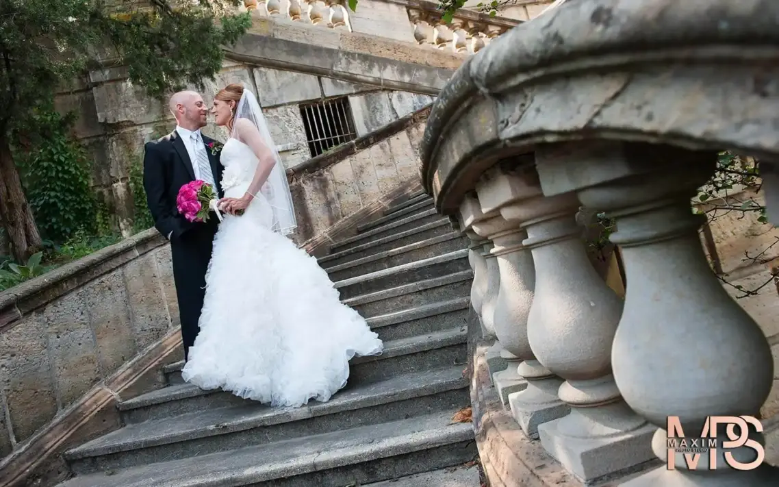 Dayton Art Institute wedding couple on stairs